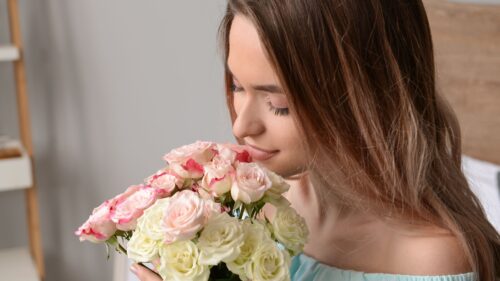 バラの花束を香る女性