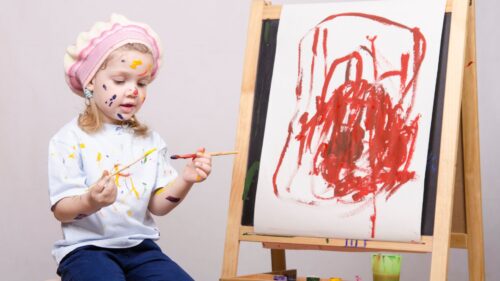 絵をかくことを楽しんでいる子供