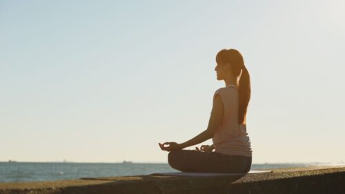 シータヒーリングの瞑想で創造主とつながって感謝する女性