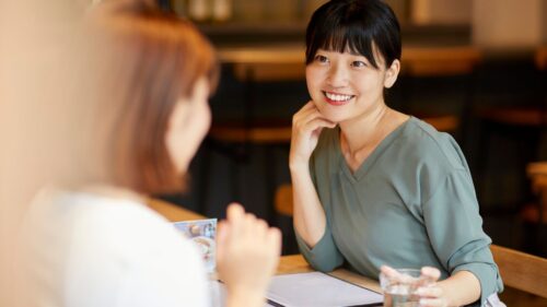 楽しそうにおしゃべりする女性二人