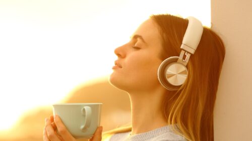 音楽に集中してリラックスしながら聴いている女性